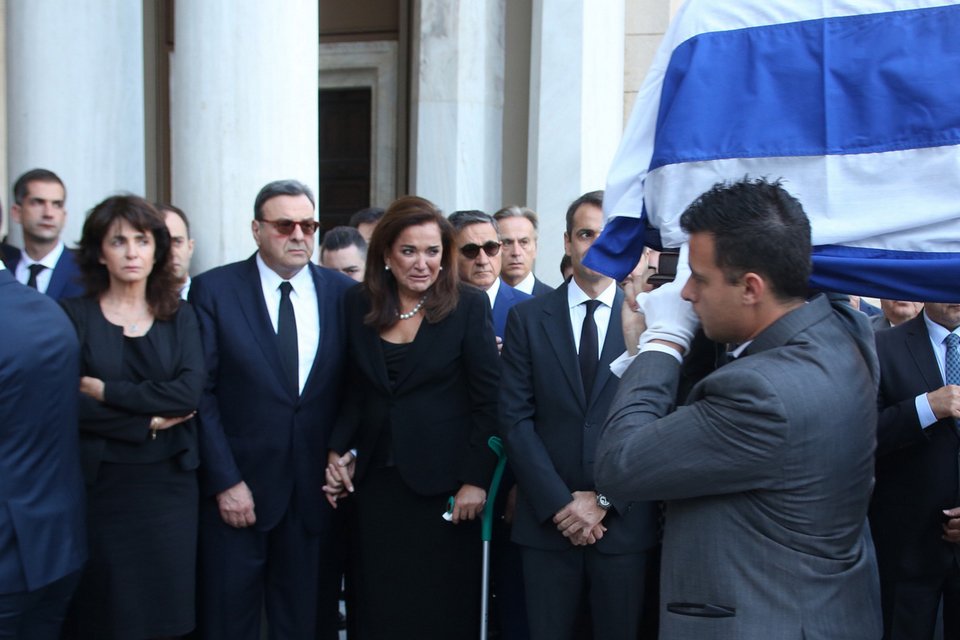 Με δάκρυα στα μάτια η Ντόρα Μπακογιάννη, αποχαιρετά τον πατέρα της στη Μητρόπολη Αθηνών [εικόνες] | iefimerida.gr 0