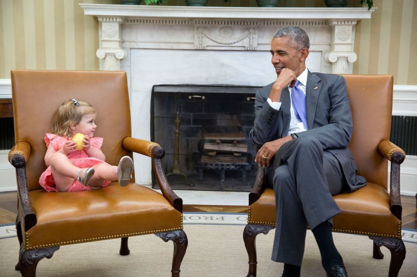 Ο Τζάστιν Τριντό αντιγράφει (εντελώς) τον Ομπάμα -Οι φωτογραφίες κόπιες στο γραφείο του με τον γιο του [εικόνες] | iefimerida.gr 10