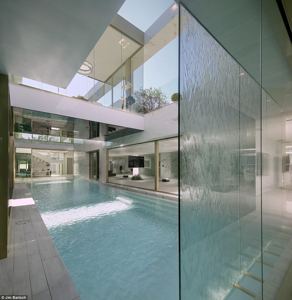 Εκπληκτικό: Εβαλαν σέξι κορίτσια να κάνουν διαφημιστικό για την πώληση πολυτελούς βίλας [βίντεο] | iefimerida.gr 10