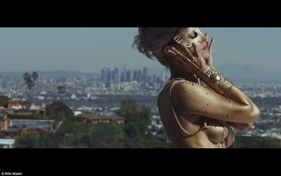 Εκπληκτικό: Εβαλαν σέξι κορίτσια να κάνουν διαφημιστικό για την πώληση πολυτελούς βίλας [βίντεο] | iefimerida.gr 0