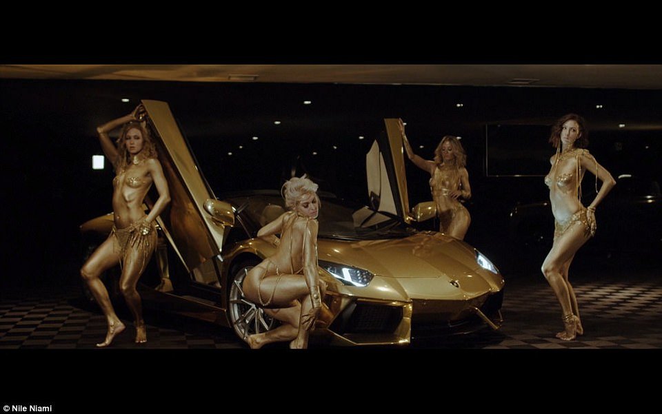 Εκπληκτικό: Εβαλαν σέξι κορίτσια να κάνουν διαφημιστικό για την πώληση πολυτελούς βίλας [βίντεο] | iefimerida.gr 2