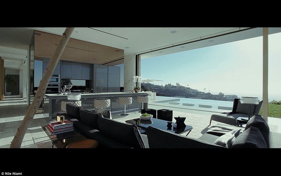 Εκπληκτικό: Εβαλαν σέξι κορίτσια να κάνουν διαφημιστικό για την πώληση πολυτελούς βίλας [βίντεο] | iefimerida.gr 4