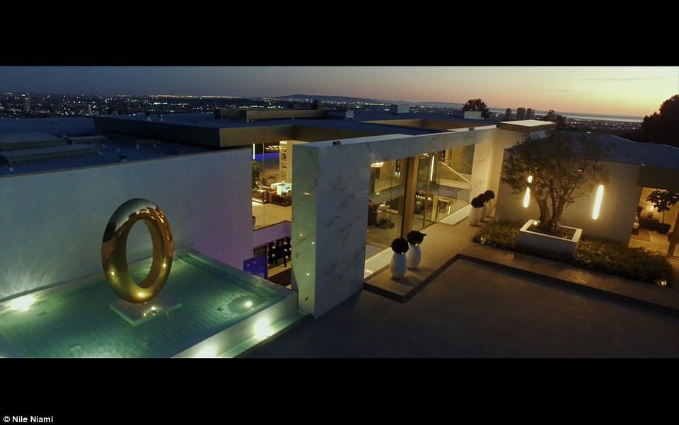 Εκπληκτικό: Εβαλαν σέξι κορίτσια να κάνουν διαφημιστικό για την πώληση πολυτελούς βίλας [βίντεο] | iefimerida.gr 5