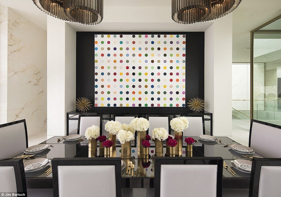 Εκπληκτικό: Εβαλαν σέξι κορίτσια να κάνουν διαφημιστικό για την πώληση πολυτελούς βίλας [βίντεο] | iefimerida.gr 6