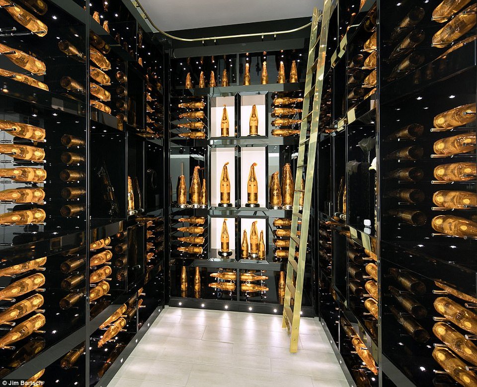 Εκπληκτικό: Εβαλαν σέξι κορίτσια να κάνουν διαφημιστικό για την πώληση πολυτελούς βίλας [βίντεο] | iefimerida.gr 7