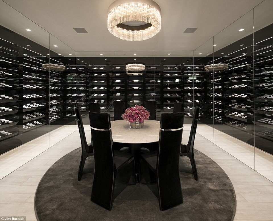 Εκπληκτικό: Εβαλαν σέξι κορίτσια να κάνουν διαφημιστικό για την πώληση πολυτελούς βίλας [βίντεο] | iefimerida.gr 8