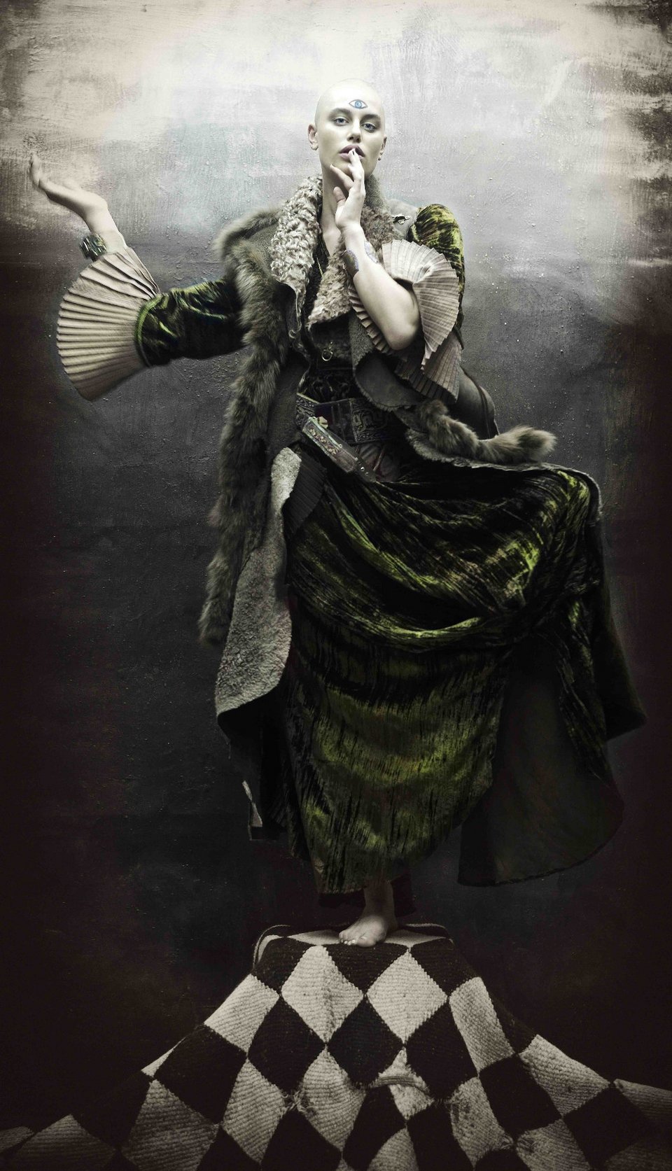 Ενας σχεδιαστής και ένας φωτογράφος μόδας εντυπωσιάζουν με έκθεση για το ένδυμα [εικόνες]  | iefimerida.gr 2