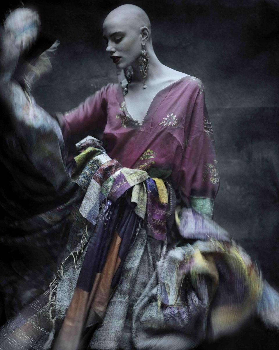 Ενας σχεδιαστής και ένας φωτογράφος μόδας εντυπωσιάζουν με έκθεση για το ένδυμα [εικόνες]  | iefimerida.gr 0