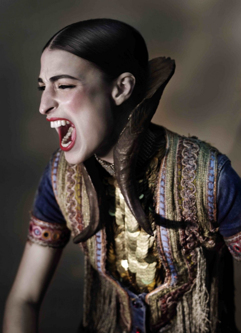 Ενας σχεδιαστής και ένας φωτογράφος μόδας εντυπωσιάζουν με έκθεση για το ένδυμα [εικόνες]  | iefimerida.gr 7