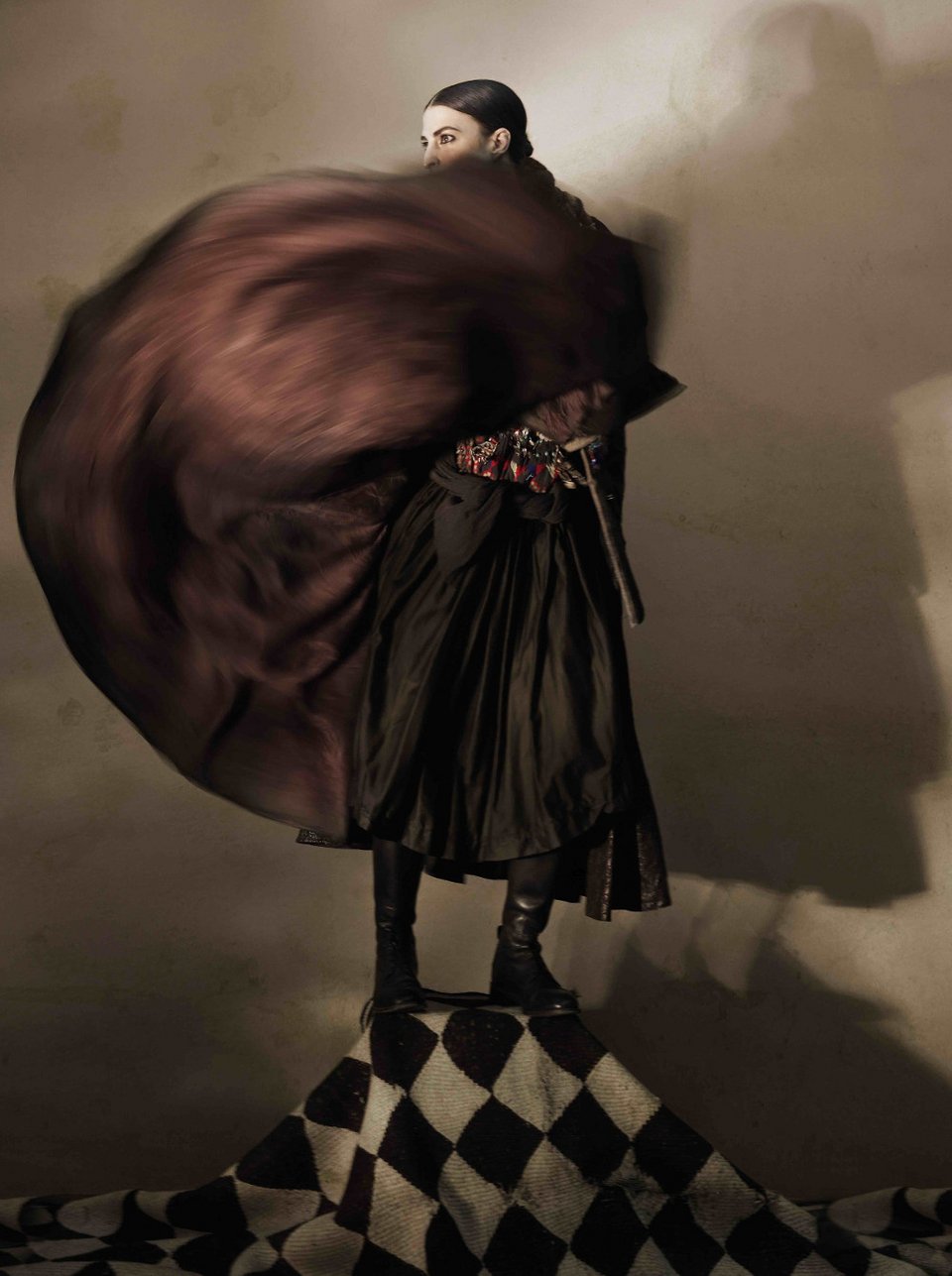 Ενας σχεδιαστής και ένας φωτογράφος μόδας εντυπωσιάζουν με έκθεση για το ένδυμα [εικόνες]  | iefimerida.gr 3