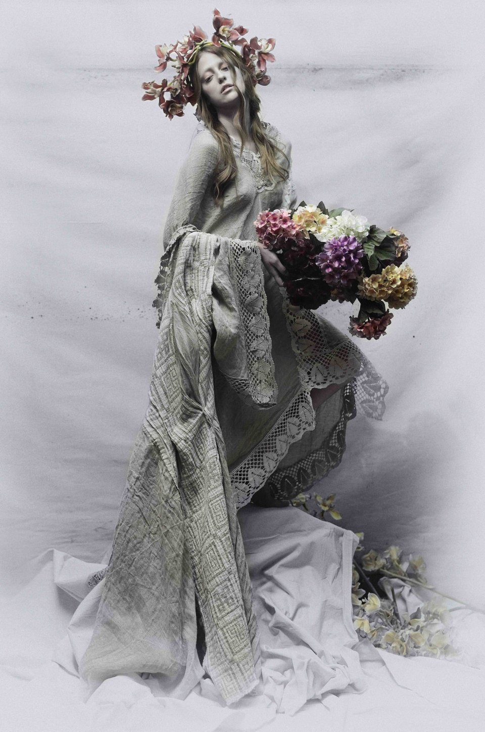 Ενας σχεδιαστής και ένας φωτογράφος μόδας εντυπωσιάζουν με έκθεση για το ένδυμα [εικόνες]  | iefimerida.gr 4