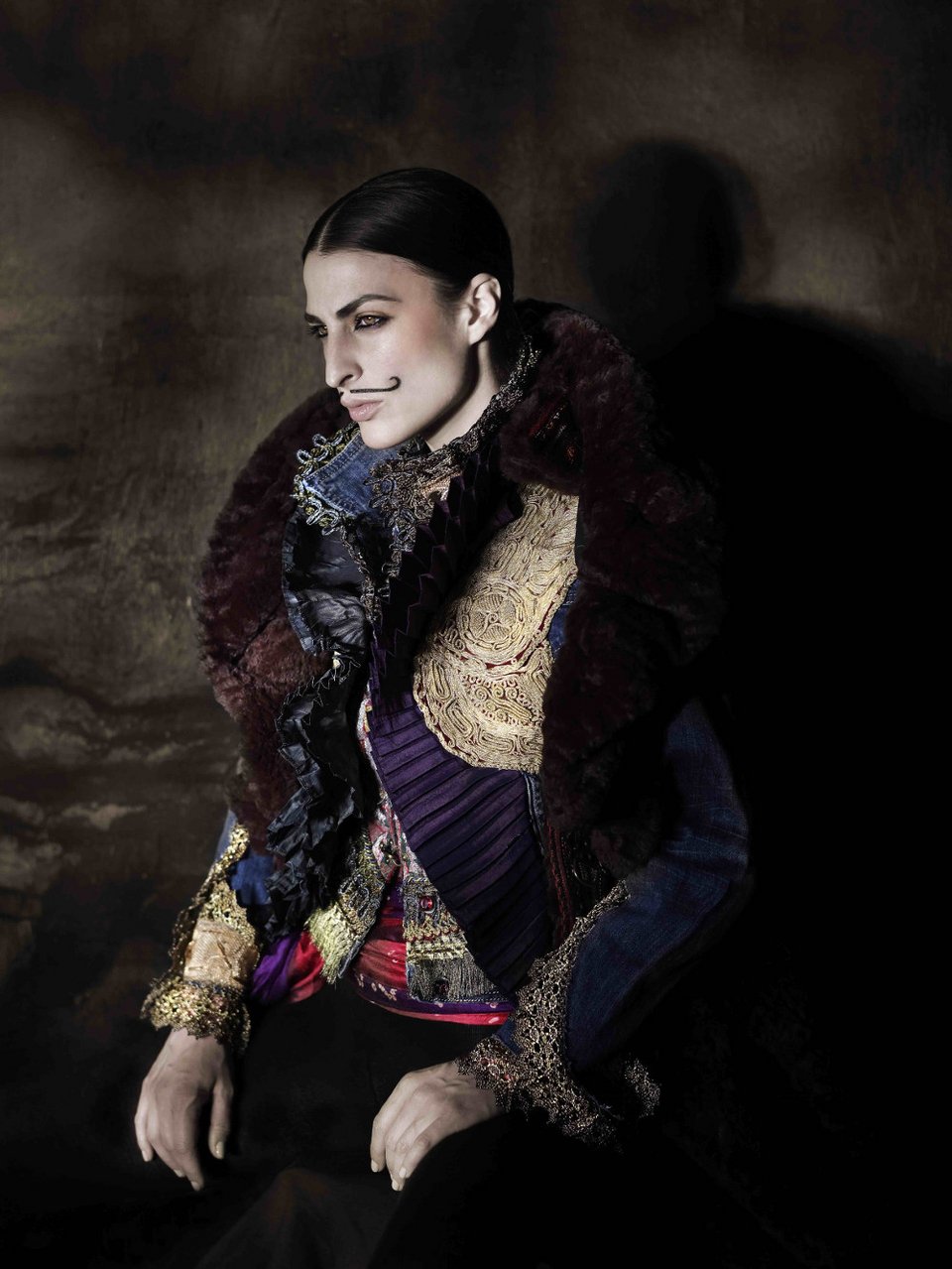 Ενας σχεδιαστής και ένας φωτογράφος μόδας εντυπωσιάζουν με έκθεση για το ένδυμα [εικόνες]  | iefimerida.gr 6