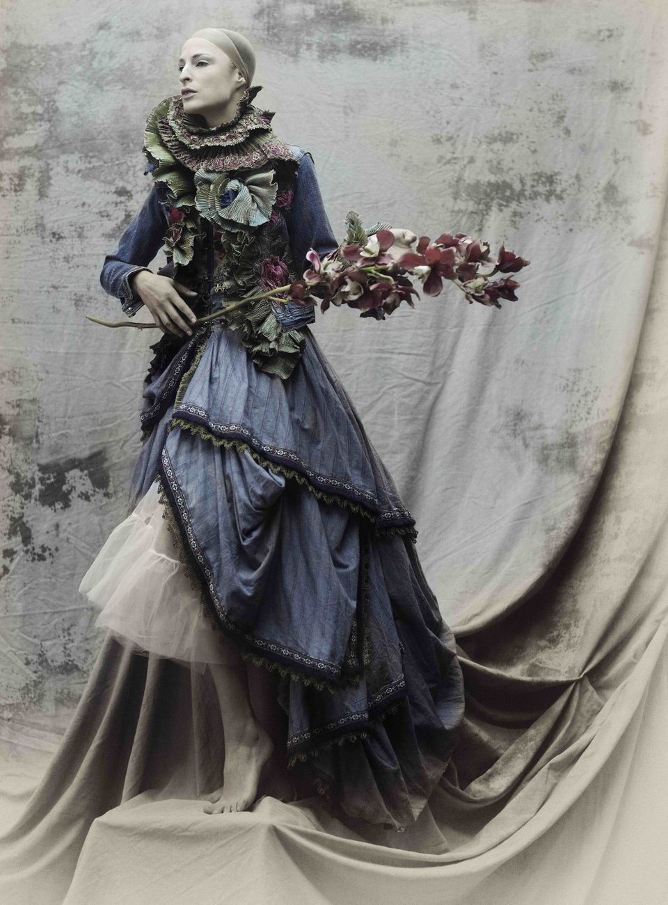 Ενας σχεδιαστής και ένας φωτογράφος μόδας εντυπωσιάζουν με έκθεση για το ένδυμα [εικόνες]  | iefimerida.gr 1