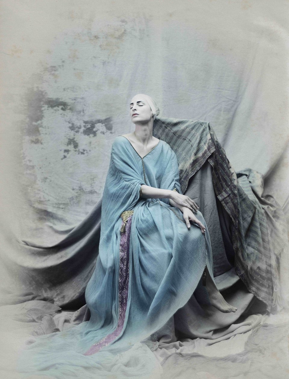 Ενας σχεδιαστής και ένας φωτογράφος μόδας εντυπωσιάζουν με έκθεση για το ένδυμα [εικόνες]  | iefimerida.gr 5