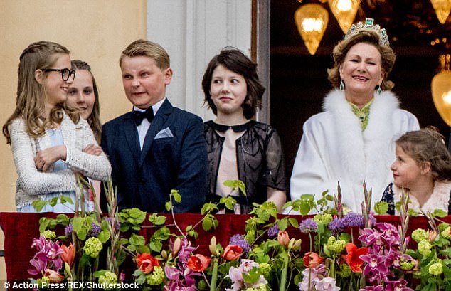 Πριγκιπόπουλο κάνει «Dab» την ώρα που η βασιλική οικογένεια χαιρετάει από τo μπαλκόνι [εικόνες] | iefimerida.gr 1