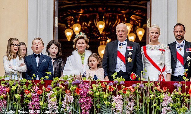 Πριγκιπόπουλο κάνει «Dab» την ώρα που η βασιλική οικογένεια χαιρετάει από τo μπαλκόνι [εικόνες] | iefimerida.gr 2