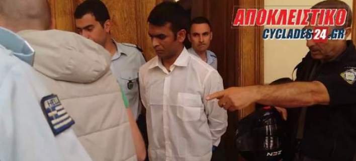 Οι σπαρακτικές καταθέσεις της μητέρας και της αδελφής της Μυρτούς της Πάρου κοιτώντας, απαρηγόρητες, τον Πακιστανό βιαστή | iefimerida.gr 0