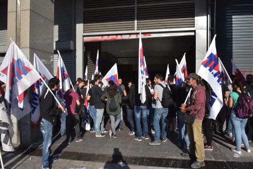 Κατάληψη στο υπουργείο Οικονομικών από το ΠΑΜΕ -Κρέμασαν γιγάντιο πανό  [εικόνες & βίντεο] | iefimerida.gr 1