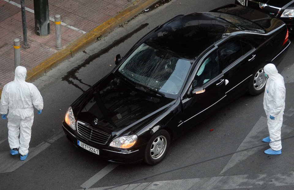 Επίθεση σε Παπαδήμο: Η έκρηξη ράγισε τα αλεξίσφαιρα τζάμια της θωρακισμένης Mercedes [εικόνες] | iefimerida.gr 1