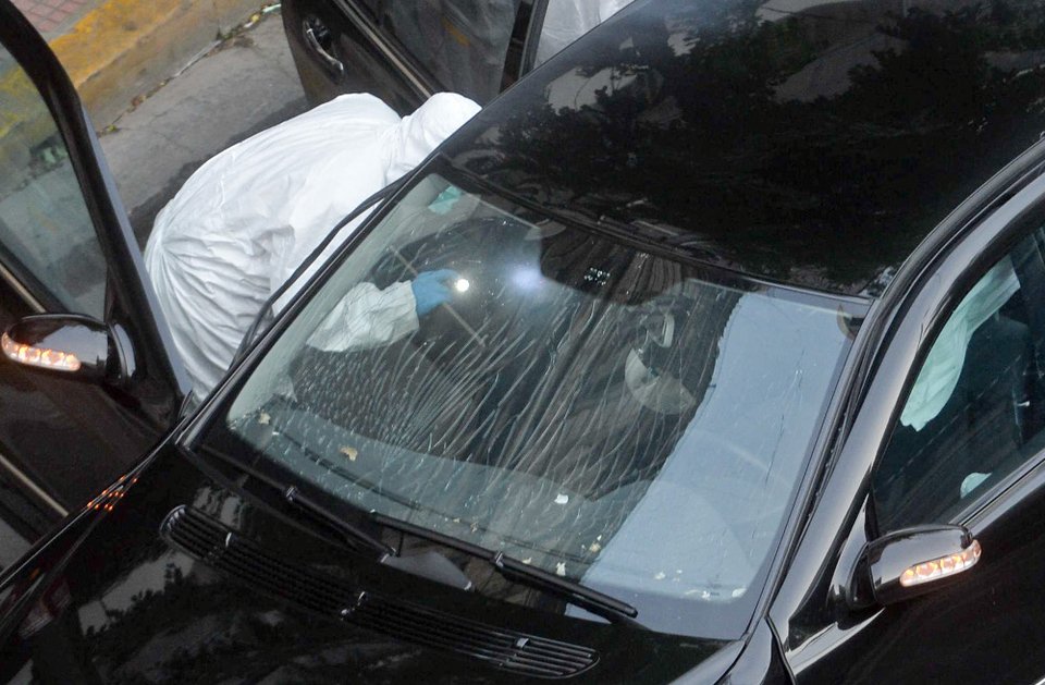 Επίθεση σε Παπαδήμο: Η έκρηξη ράγισε τα αλεξίσφαιρα τζάμια της θωρακισμένης Mercedes [εικόνες] | iefimerida.gr 0