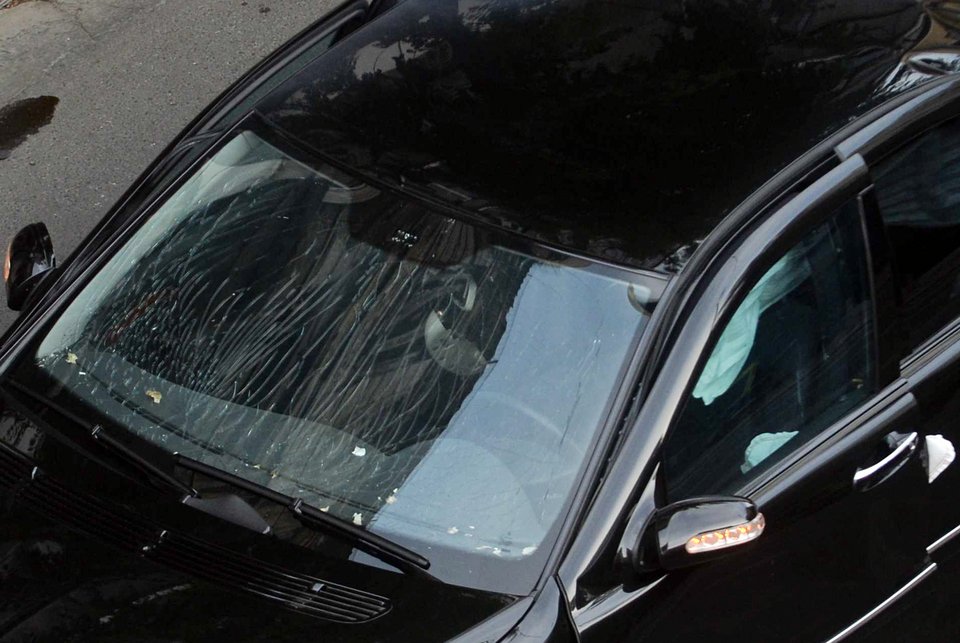 Επίθεση σε Παπαδήμο: Η έκρηξη ράγισε τα αλεξίσφαιρα τζάμια της θωρακισμένης Mercedes [εικόνες] | iefimerida.gr 2