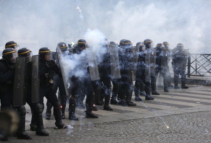 Παρίσι: Επεισόδια στην πορεία για την Πρωτομαγιά -Συγκρούσεις διαδηλωτών με την αστυνομία [εικόνες & βίντεο] | iefimerida.gr 0