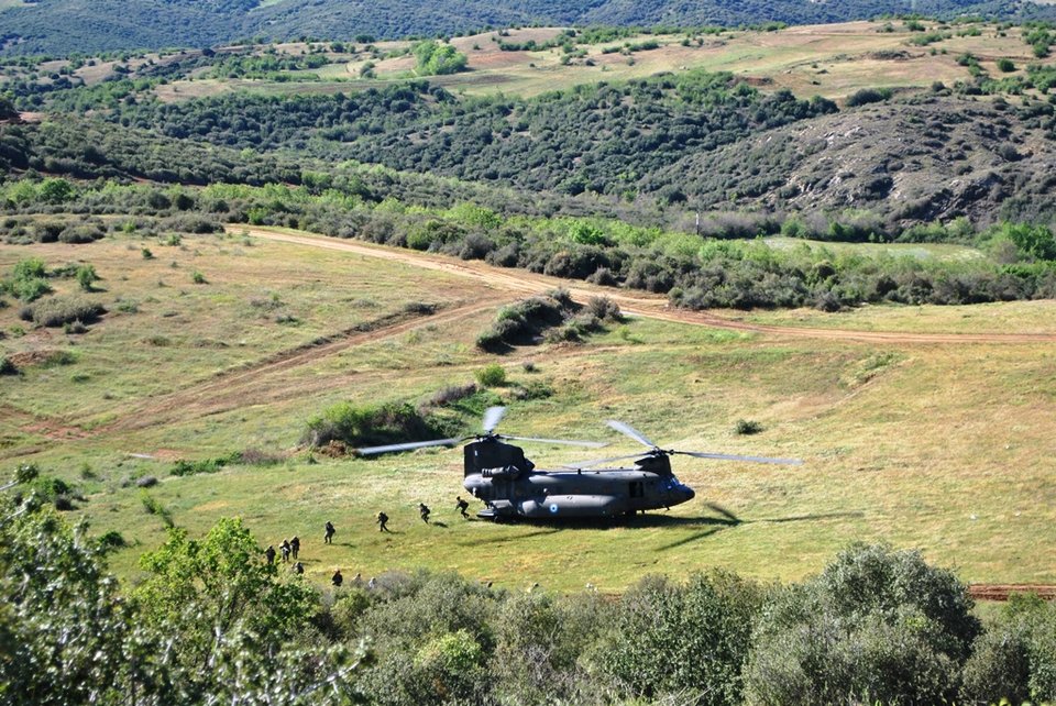 Η ταξιαρχία «Πόντος» κάνει το δύσκολο να φαίνεται απλό: Πετάει, χτυπάει, καταλαμβάνει  [εικόνες] | iefimerida.gr 16