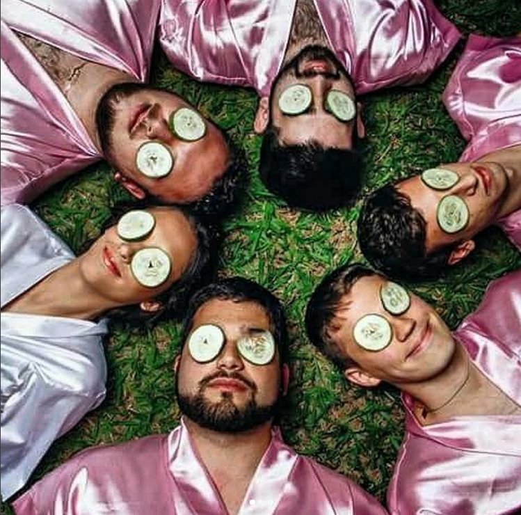 Νύφη δεν είχε φίλες και έκανε μπάτσελορ φωτογράφιση με... συμφοιτητές της [εικόνες] | iefimerida.gr 0