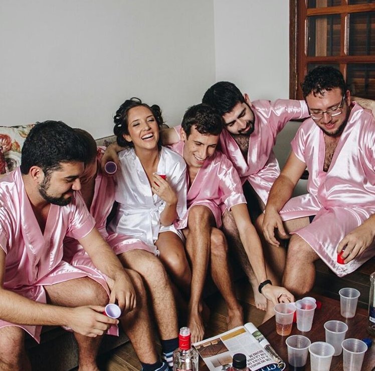 Νύφη δεν είχε φίλες και έκανε μπάτσελορ φωτογράφιση με... συμφοιτητές της [εικόνες] | iefimerida.gr 1