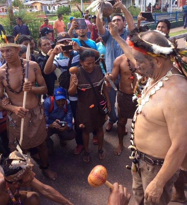 Σαμάνοι καταράστηκαν τον Μαδούρο στην τελετή «Νταμπουκούρι» [εικόνες & βίντεο]  | iefimerida.gr 2