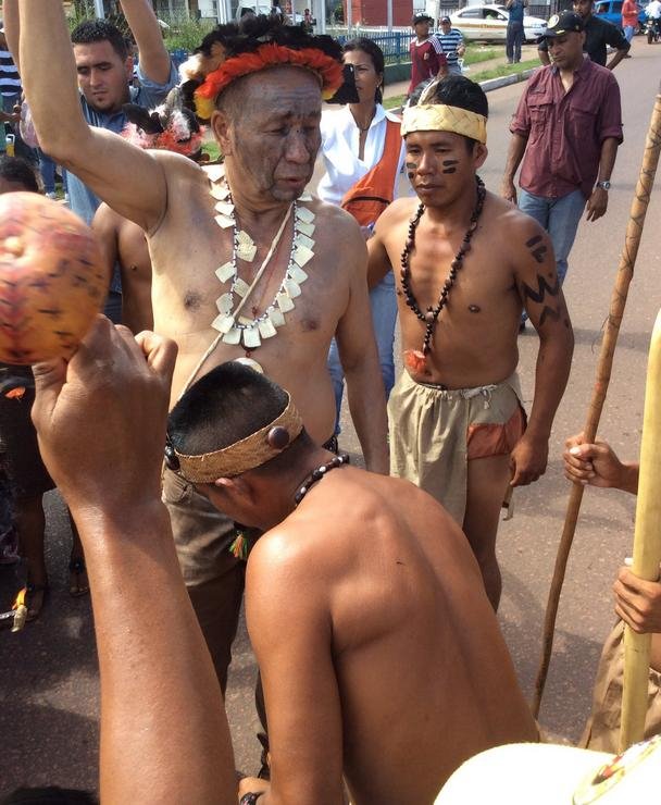 Σαμάνοι καταράστηκαν τον Μαδούρο στην τελετή «Νταμπουκούρι» [εικόνες & βίντεο]  | iefimerida.gr 3