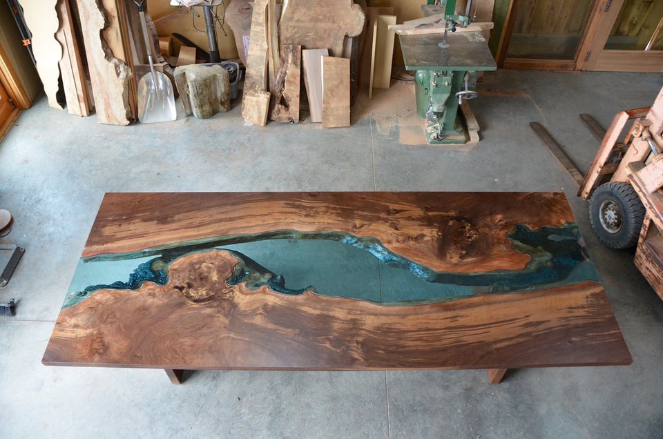O επιπλοποιός που φτιάχνει τραπέζια έργα τέχνης από σάπια δέντρα [εικόνες & βίντεο]  | iefimerida.gr 2