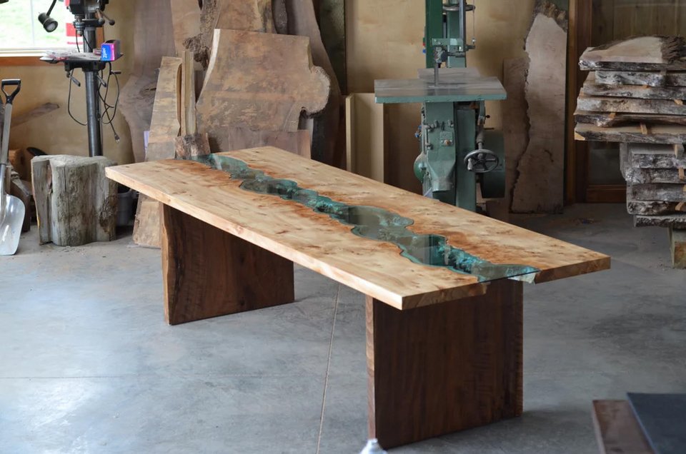 O επιπλοποιός που φτιάχνει τραπέζια έργα τέχνης από σάπια δέντρα [εικόνες & βίντεο]  | iefimerida.gr 3