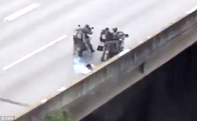 Βενεζουέλα: Αστυνομικοί χτυπούν εξ επαφής με καπνογόνο διαδηλωτή, που σωριάζεται νεκρός! [βίντεο]  | iefimerida.gr 0