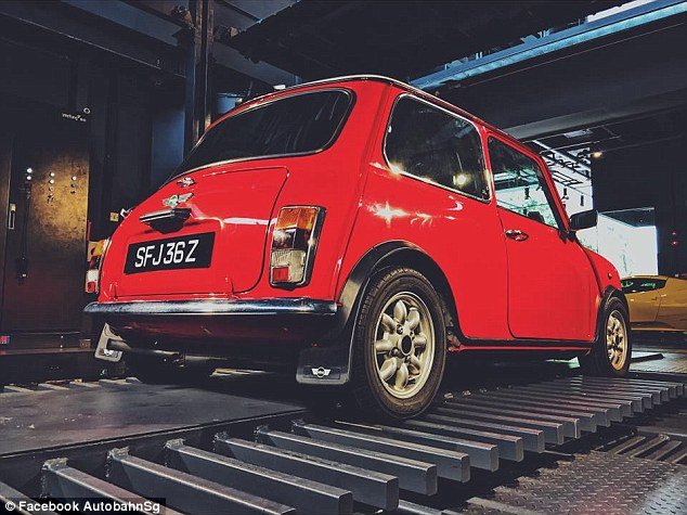 Δημιούργησαν αυτόματο πωλητή αυτοκινήτων -Σε δύο λεπτά αγοράζεις Φεράρι, Πόρσε ή Μπέντλεϊ [εικόνες] | iefimerida.gr 3