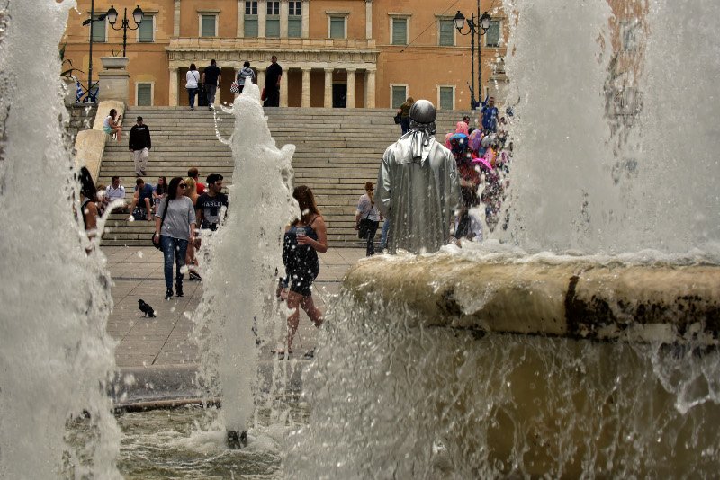 Αφόρητη ζέστη στο κέντρο της Αθήνας, οάσεις δροσιάς τα συντριβάνια! [εικόνες] | iefimerida.gr 7