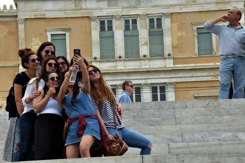 Αφόρητη ζέστη στο κέντρο της Αθήνας, οάσεις δροσιάς τα συντριβάνια! [εικόνες] | iefimerida.gr 9