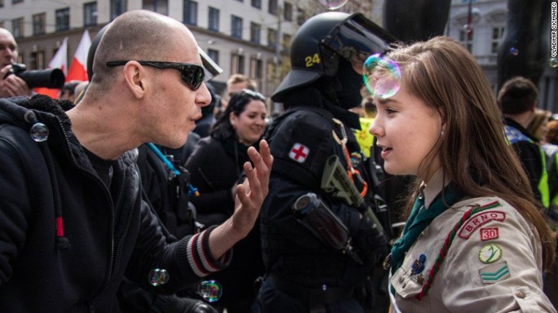 Τσεχία: Viral η φωτογραφία της 16χρονης που τα έβαλε με ναζιστή [εικόνες] | iefimerida.gr 0