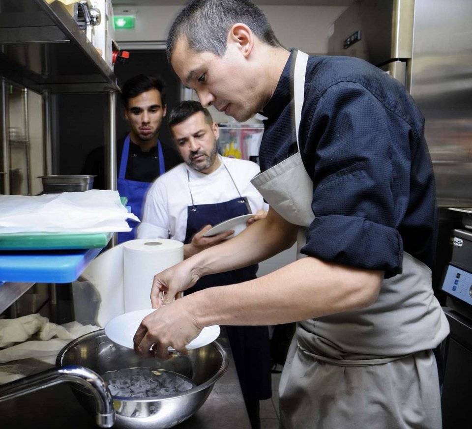 Σωτήρης Κοντιζάς, ο Ελληνο-ιάπωνας σεφ που σπάει καρδιές στο Master Chef [εικόνες] | iefimerida.gr 2