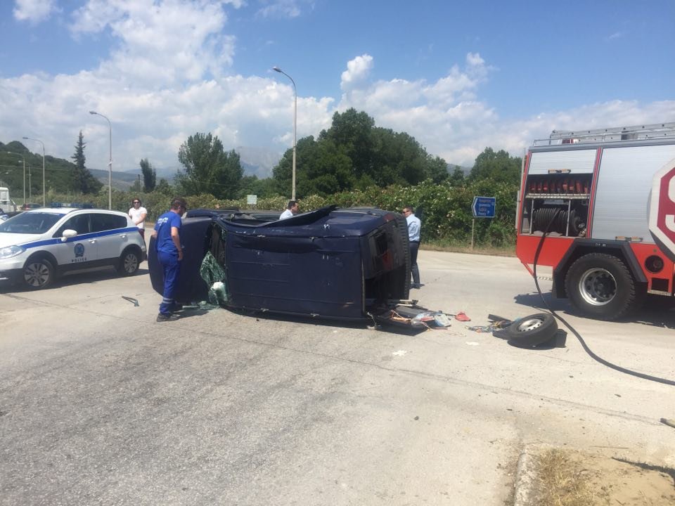 Aρτα: Σοβαρό τροχαίο από σύγκρουση 2 αυτοκινήτων- 3 τραυματίες [εικόνες] | iefimerida.gr 0