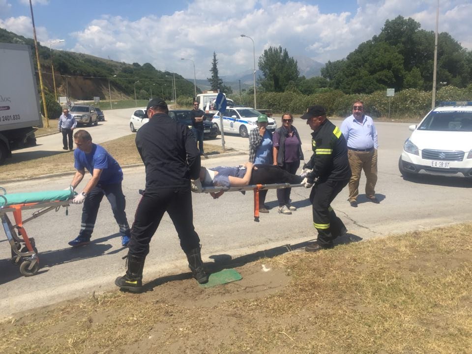 Aρτα: Σοβαρό τροχαίο από σύγκρουση 2 αυτοκινήτων- 3 τραυματίες [εικόνες] | iefimerida.gr 2