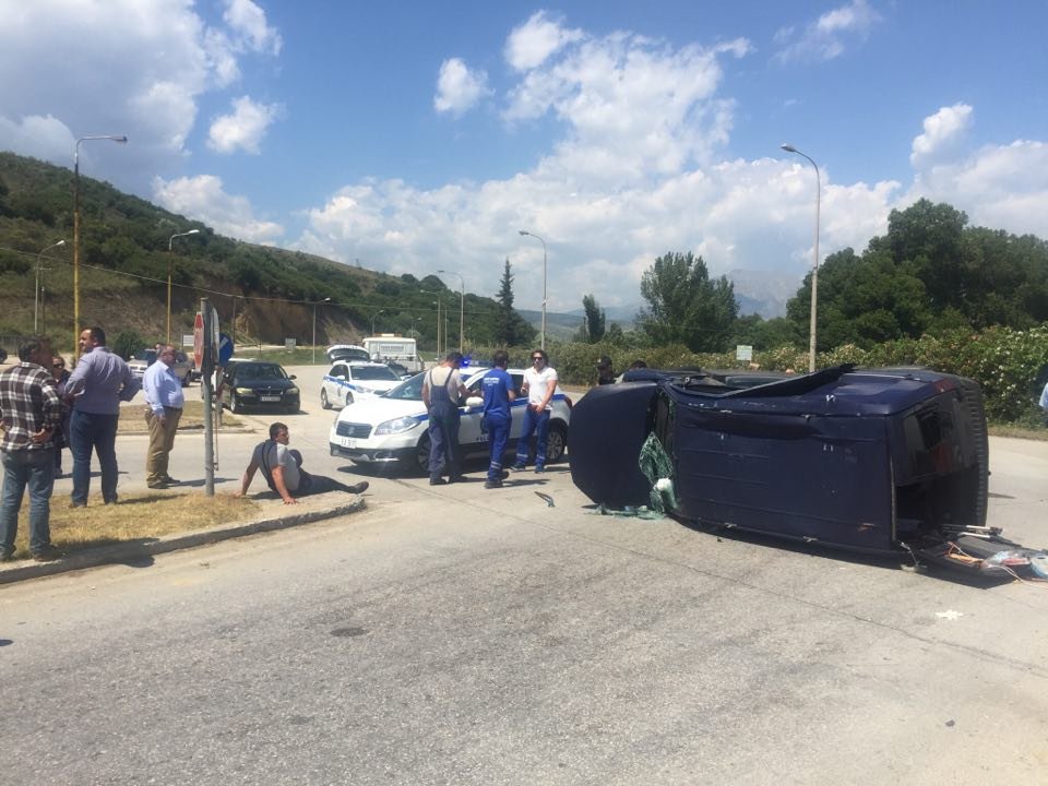 Aρτα: Σοβαρό τροχαίο από σύγκρουση 2 αυτοκινήτων- 3 τραυματίες [εικόνες] | iefimerida.gr 3