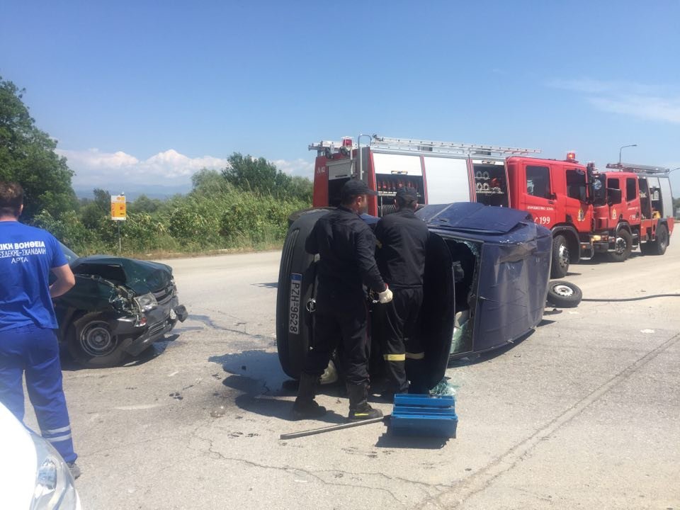 Aρτα: Σοβαρό τροχαίο από σύγκρουση 2 αυτοκινήτων- 3 τραυματίες [εικόνες] | iefimerida.gr 4