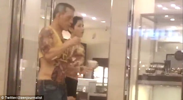 Σάλος στην Ταϊλάνδη: Βίντεο δείχνει τον βασιλιά τους να φοράει γυναικεία ρούχα [βίντεο] | iefimerida.gr 0