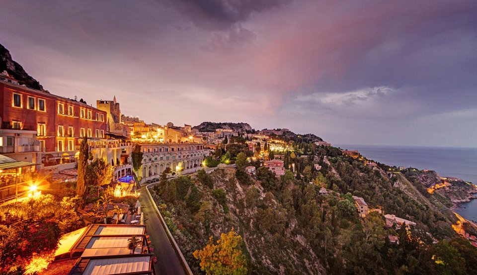 Viral στα social media η βόλτα Μακρόν-Τριντό σε υπέροχο κήπο [εικόνες&video] | iefimerida.gr 2