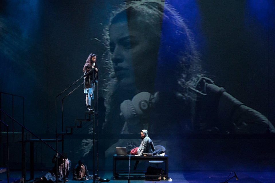 Τζαζ αλλά με την πρωτότυπη διάλεκτο ο Ερωτόκριτος του Ρήγου -Οι πρώτες φωτογραφίες της Λυρικής [εικόνες]  | iefimerida.gr 2