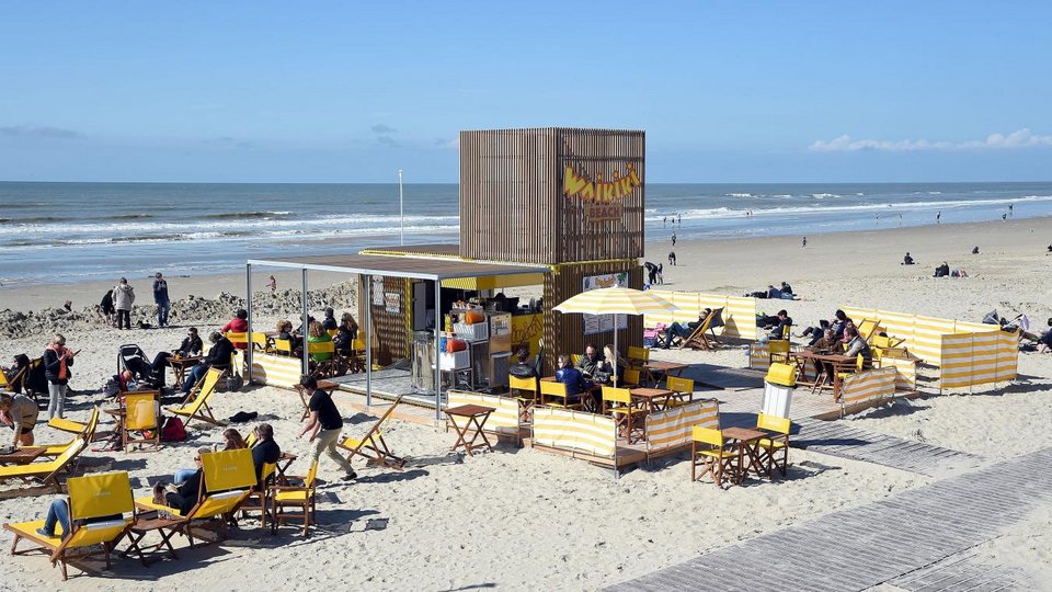 Η βίλα του Εμανουέλ Μακρόν στην όμορφη παραλία Τουκέ προσελκύει χιλιάδες τουρίστες [εικόνες] | iefimerida.gr 15