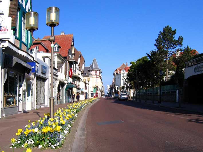 Η βίλα του Εμανουέλ Μακρόν στην όμορφη παραλία Τουκέ προσελκύει χιλιάδες τουρίστες [εικόνες] | iefimerida.gr 17