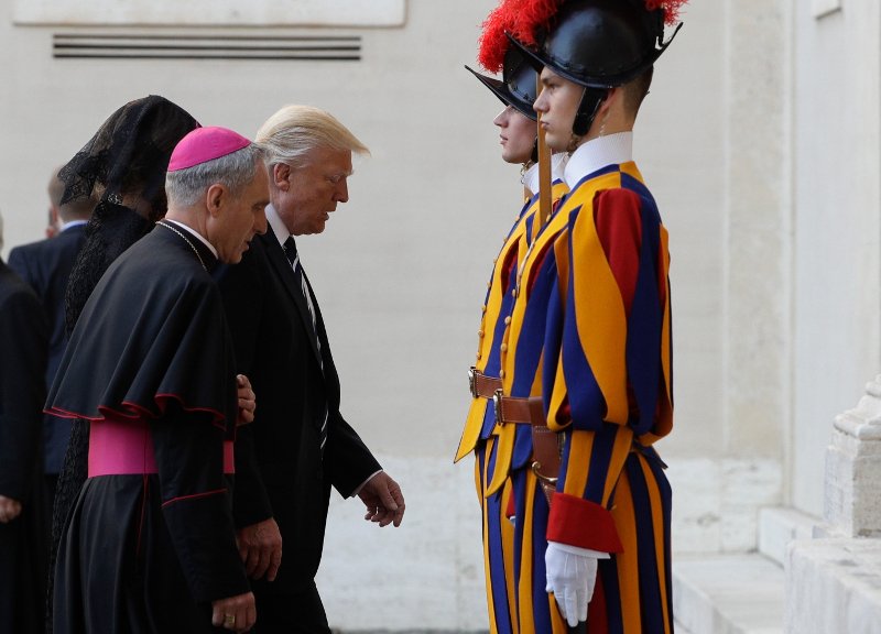 Η αμήχανη συνάντηση Τραμπ με τον Πάπα Φραγκίσκο - Διάρκειας μόλις 25 λεπτών [εικόνες &amp; βίντεο] | iefimerida.gr 0