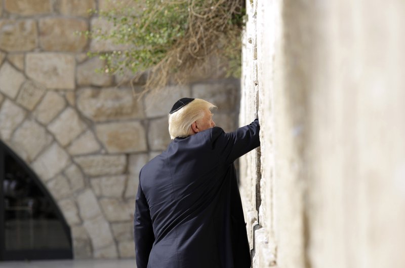 Ο Τραμπ ο πρώτος Αμερικανός πρόεδρος στο Τείχος των Δακρύων -Η συγκίνηση της Ιβάνκα [εικόνες & βίντεο] | iefimerida.gr 1